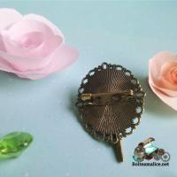 Broche femme crane oiseau