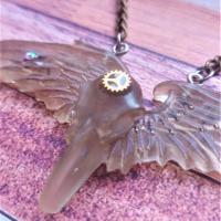 Collier fait main resine corbeau