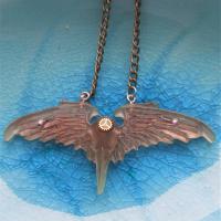 Collier tete de corbeau resine